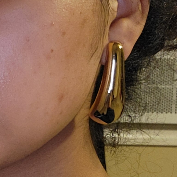 New without tags gold drop earrings - Picture 5 of 5